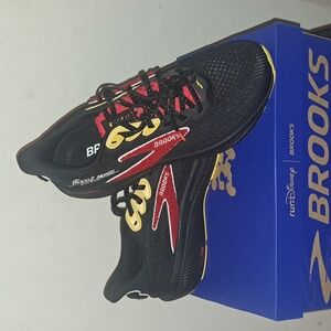 NEW Brooks, Ghost 17, RunDisney,  Mickey Mouse, Size 9.5 (B)